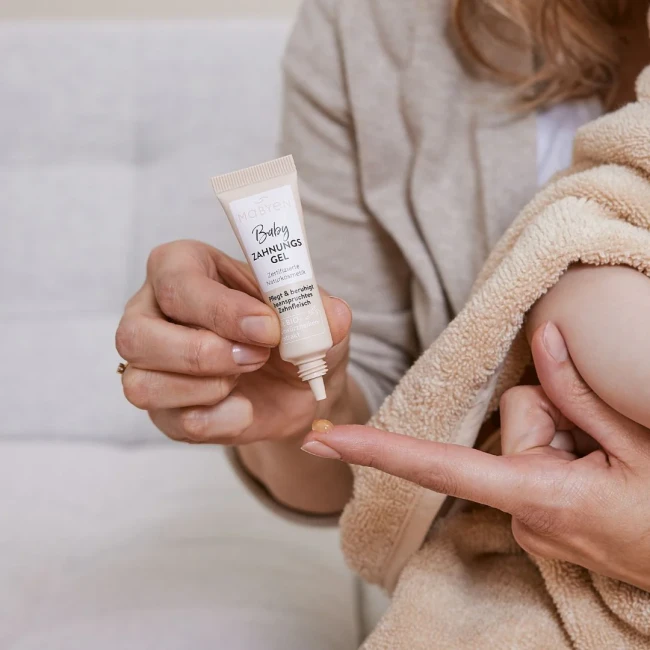 Mabyen naturalny żel na ząbkowanie – aplikacja żelu na dziąsła dziecka