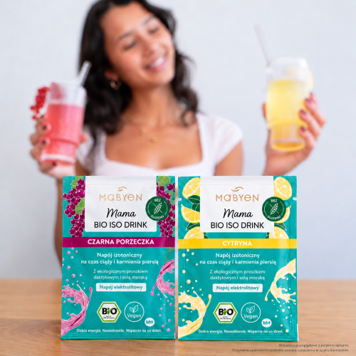 Organiczny napój izotoniczny o smaku cytryny – opakowanie na stole, Ratujemy karmienie.png